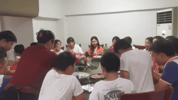 水果优配 21名小学生凑300元聚餐，老板贴钱加菜：不为赚钱，只为你们开心