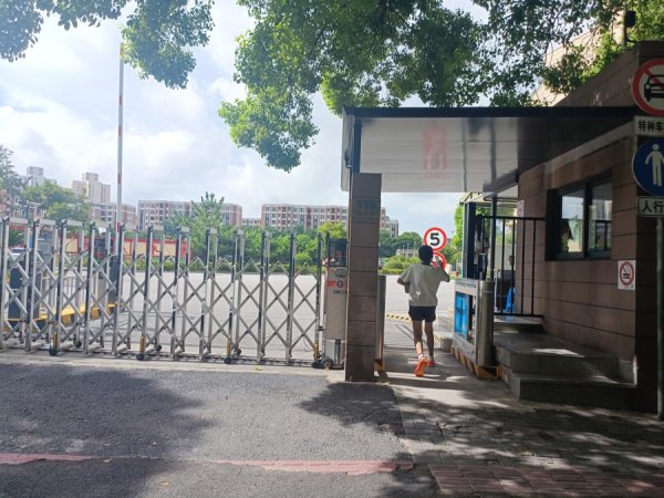 汇丰配资 新民教育观察｜中小学校园暑假也需要“喘口气”，校舍依法修缮需被理解